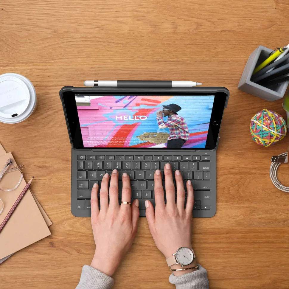 Logitech Slim Folio Tangentbordsfodral för iPad 10,2", Air 3:e och Pro 10,5"